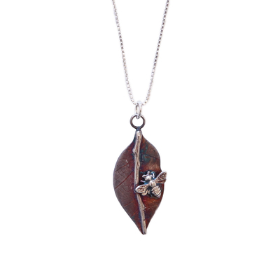 MICHELENE BERKEY - NECKLACE WITH LEAF WITH BEE - SILVER