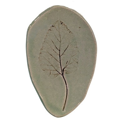 KAREN LIBA - GREEN LEAF IMPRINT TRAY - CERAMIC - 1.5 X 4.5 X 6.5